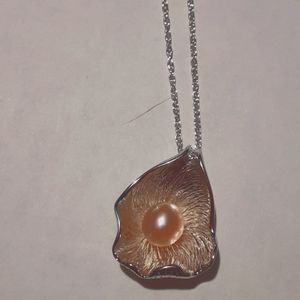 Pearl pedal necklace